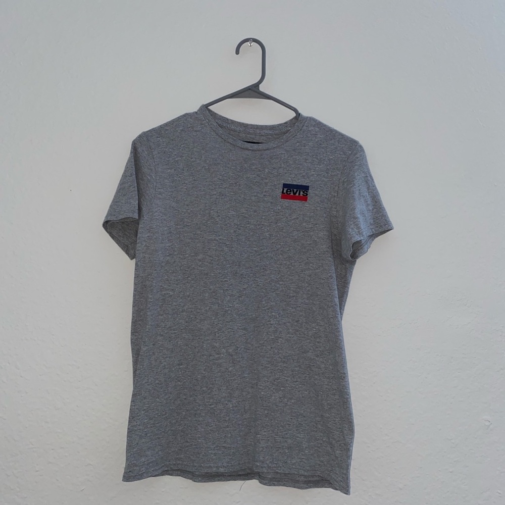 Gray Levi’s T-shirt